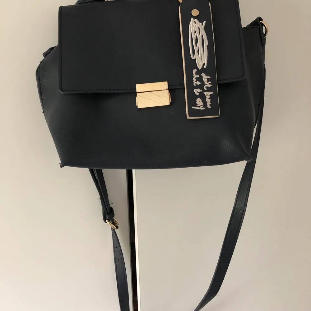 En stilig och enkel väska från kända varumärket ZARA. Väskan är blå och har sina detaljer som gör den unik! Rymlig och enkel att styla till outfits. . Väskor.