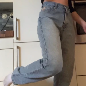 Vintage jeans - Vintage högmidjade jeans från märket gaudi. Köpt second hand men har själv aldrig använt. Storlek framgår ej men skulle säga 27. Jag på bilden är 170 cm lång