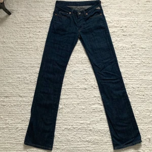 Low waist jeans  - Jättesnygga low waist jeans från Replay. Storlek står ej men skulle säga att de är runt 25 W/32L. Köpta second hand.                                                                                Fraktkostnaden står köparen för!😊