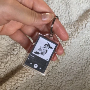 Nyckelring  - Oanvända, gör dessa på beställning. Finns i både färg och svartvit. 4 cm hög och 3 cm lång. Skicka privat till mig för beställning eller liknande med önskad låt☺️ (motivet blir endast på en sida av nyckelringen) MÅNGA INTRESSERADE. För att få din beställning så snabbt som möjligt skicka direkt till mig!!!! Om du villig att betala mer får du den fortare🙏🏻 FRAKT ingår