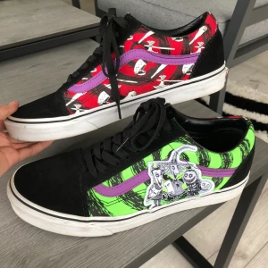 Vans Skor Old Skool Nightmare Before Christmas  - Säljer mina slutsålda Nightmare Before Christmas Vans som inte kommer till användning längre 🎄. Köpta från END clothing i London✨. Kondition är 8.5/10 bara lite jord på högre sulan. Storlek 43 US 10💖. Frakt 122kr PostNord eller möts upp i Borås✌🏻
