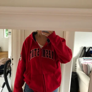 Vintage zipper  - Så jäkla snygg zipper som är köpt på betong retro. Älskar den väldigt mycket så säljer bara vid bra pris💞 buda på!!!