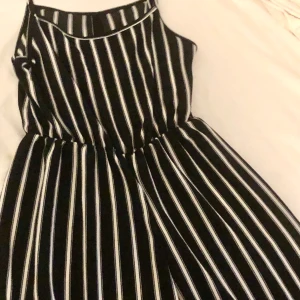 Jumpsuit - Säljer denna svart och vit randiga vintage jumpsuit. Hittade den på beyond retro i somras men säljer då den inte riktigt är min stil. Benen är ganska vida och som ni kan se på bilderna kan man stylea den på massor av olika sätt! 