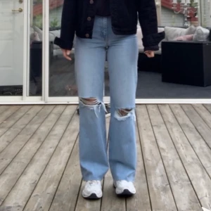 Straight leg jeans - Nya raka jeans från Zara som endast är använda 1 gång. Strl 34, passar dig som är runt 160-163. Buda!!