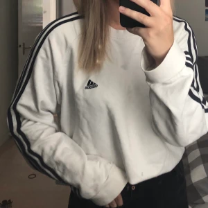 Vintage Adidas Sweater - Vintage oversized adidas i storlek M. Budgivning börjar på 250kr. 