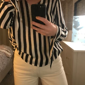 Randig skjorta  - Randig vringad skjorta från GinaTricot med knytning i ärmen