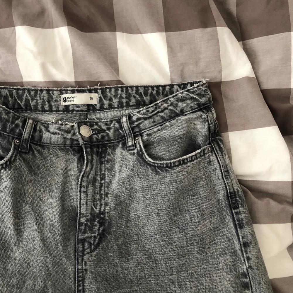 Gråa stentvättade jeans från Gina med slitningar. Använda fåtal gånger, säljer pga kommer int erik användning. Storlek 38 nypris 499. . Jeans & Byxor.