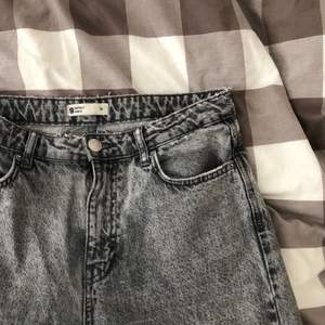 Gråa stentvättade jeans från Gina med slitningar. Använda fåtal gånger, säljer pga kommer int erik användning. Storlek 38 nypris 499. 