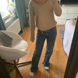 tunn tröja  - superhärlig beige tröja från zara i storlek s. så användbar och går både att klä upp och ner! köpare står för frakt💘