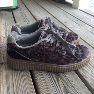 Snygga leopardsneakers - Fräscha platåskor med fluffig leopardpäls. Mycket bra skick! 