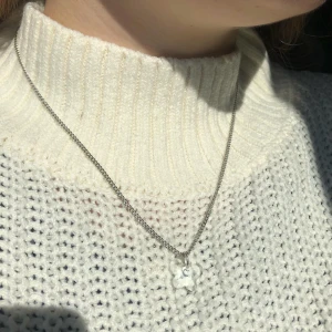 Halsband  - Halsband gjort med en tunn silverkedja och en transparent glasfjäril 🦋 Längsta längd: 51 cm  Kortaste längd: 43 cm  Pris: 69 kr  Frakt: 11 kr  Kontakta mig vid intresse!  Bör ej komma i kontakt med vatten!  