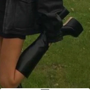 SÖKER!!!  - SÖKER höga boots 