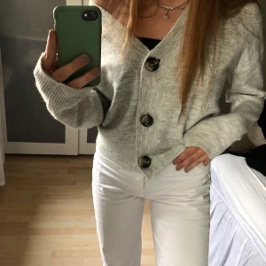 Kofta - Helt oanvänd kofta med knappar köpt på primark för typ ett år sen. Står att den är xs men stor i storlek 