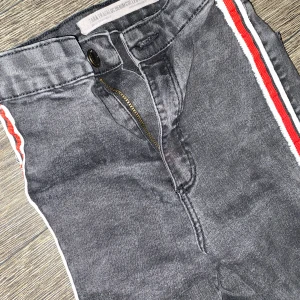 Jeans - Säljer nu mina byxor ifrån Zara. Liten slitning på sidan utav högra benet men det syns knappt. Ni ser det på sista bilden. Ägt dom i 1,5 år använda runt 5 gånger.