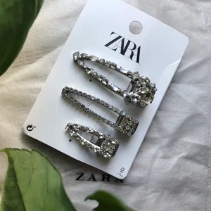 ZARA HÅRSPÄNNEN - Supersnygga spännen från Zara, använda enstaka gånger ✨ Bild 3 är till som storleksreferens, största spännet är 8cm långt 🌟 50kr totalsumma inkl. Frakt 📦 