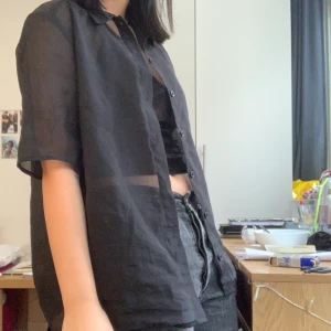 Mesh skjorta - Super fin kortärmad mesh skjorta från H&M knappt använd, super bra skick. Jag har xs i toppar o denna är i storlek 32 tror jag.