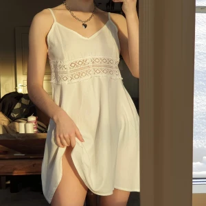 Vitt nattlinne/klänning - Jättegulligt nattlinne/klänning som tyvärr inte kommit till användning av mig, därav säljer jag den. Vet ej vart jag köpt den men den är i väldigt bra skick. Den är i storlek S och har en dragkedja där bak. Köp för 90 kr, köpare står för frakt på 66 kr. ❤️ 