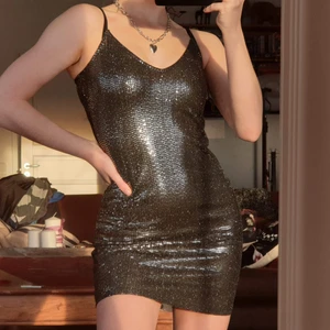 Glitter klänning  - Jättefin glittrig klänning från HM i storlek XS. Använd ett fåtal gånger så i väldigt bra skick. Köp för 70 kr, köpare står för frakt. ❤️ 