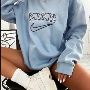 Nike sweatshirt blå - Jag har köpt en Nike sweatshirt som är påväg till mig, skulle vilja ha en intressekonflikt om det är någpn som är intresserad av att köpa. Storlek M. Säljer då jag köpte fel storlek, buda från 200