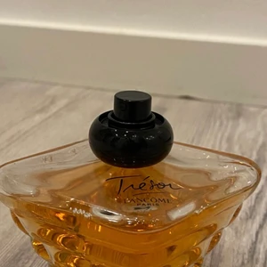 parfym - damparfym från Lancome. Supergod doft men behöver verkligen få den sålt pga dålig ekonomi. Den är endast testad☺️