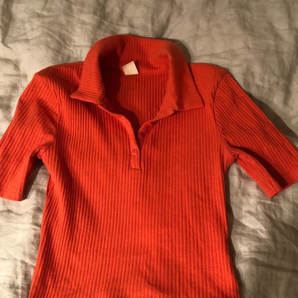 orange/röd polo tröja från Urban outfitters. Mjukt material och använd ett fåtal gånger. 100kr + frakt☺️. Toppar.