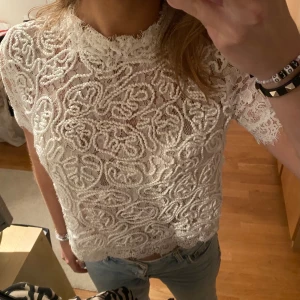 Vit spetstopp 🤍 - Vit spetstopp från Zara. Sparsamt använd och är därför i bra skick 😇