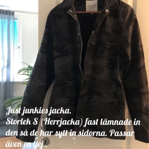Just junkies jacka. - Tror nog många här skulle gilla denna jackan. Så vi börjar med 250:- . Är fler intresserad, bud. Nypris - 999:-
