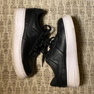 Nike Air Force Sneakers i stl 41 - Skickas endast -köparen står för frakt.  För referens är min längd 174 cm.