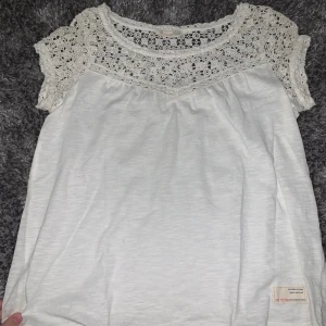 En odd Molly t-shirt. - Den är vit och tunn.