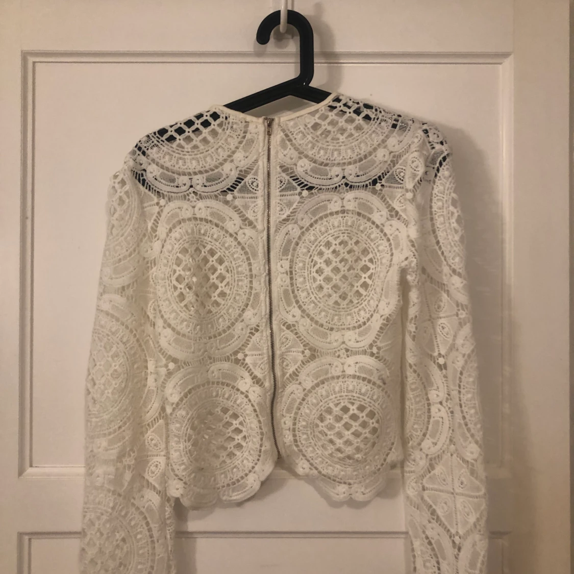 Fin broderad tröja. Oanvänd. Storlek 36.  - 90