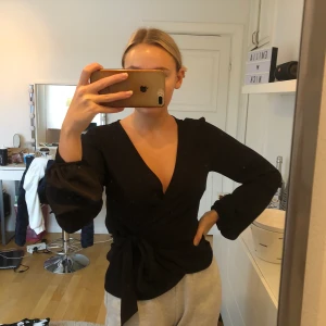 Topp - Jättefin topp från ginatricot med snörning. Det var svårt att få med hur den ser ut på bild, så skriv vid intresse så ska jag försöka skicka bättre bilder om det behövs. 