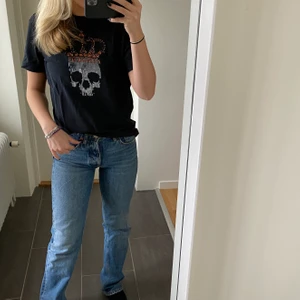 Snygg t-shirt - Säljer min snygga t-Shirt från Engrie. Trycket har vissa delar i ”textur” (de bild tre). Står stl large men mer som en S.💕