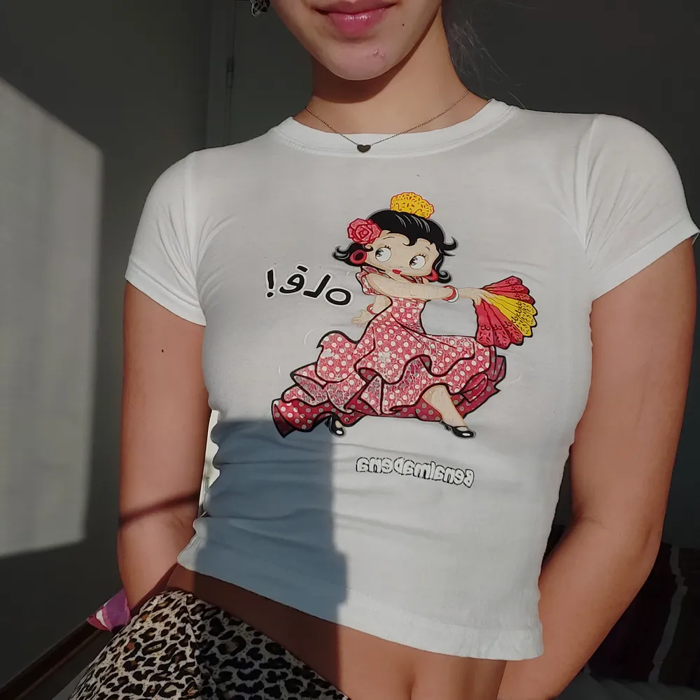 Jättegullig Betty Boop baby tee! Trycket är lite spräckligt men inget som syns på långt håll. Skulle säga att det är en XS-S beroende hur tajt man vill att det ska sitta (S på bilden) Eftersom många är intresserade blir det budgivning!!💕. T-shirts.