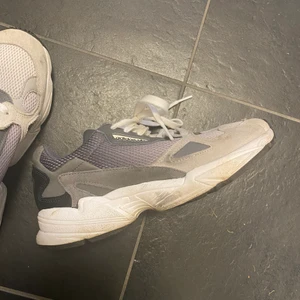 Adidasskor!😍 - Riktigt snygga adidasskor till salu. Storlek 40. Använda ett fåtal gånger. Säljer för 100kr💘