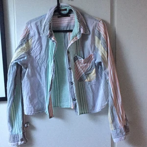 Skjorta cropped Urban Outfitters - Fin lite croppad skjorta från Urban outfitters (lite skrynklig pga förvaring). Strl S men suttit lagomt på mig som XS. Jättefin vår/sommarskjorta som passar till allt. Använd endast en gång.