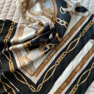 Scarf - En helt oanvänd scarf från HM, går att använda som bandana, tubtopp osv💞