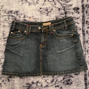Jeans kjol  - Jättefin jeanskjol som är i fint skick, har använt den varsamt. Storlek: 36 (står 46 men det är fel) 