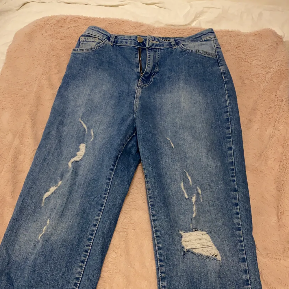 Mom jeans från boohoo tall, är 170 , storlek 36 men passar 34, använda fåtal gånger o är i perfekt skick, säljer för att de inte kommer till användning, priset går att diskutera. Jeans & Byxor.