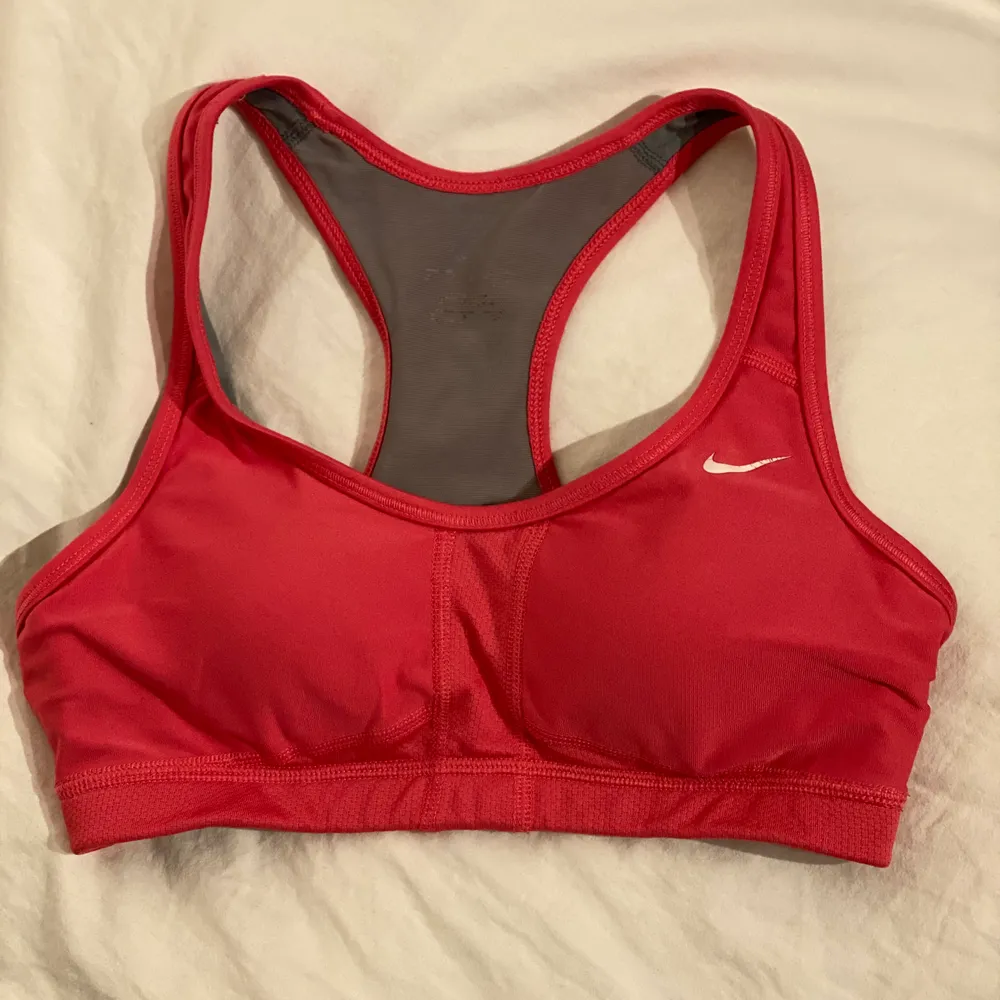En rosa Nike sport-bh som ser lite ljusare ut i verkligheten. Säljes för 50kr, frakt tillkommer✨💕. Toppar.