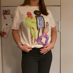 T- shirt - Jättefin tröja från zara storlek M men funkar även för S.