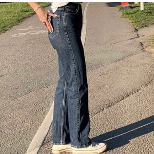 Weekday jeans - (Lånad bild) Säljer dessa skitsnygga weekday jeans i modellen rowe! Använda 2 ggr så o super skick!