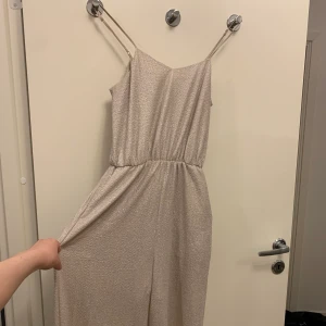 Skitsnygg Byxdress - Skitsnygg byxdress med vida ben, väldigt skönt och lätt tyg. Köpt på HM storlek 34, använd 1 gång. Startbud 50kr💓 Fraktas spårbart 63kr eller möts upp i Malmö 