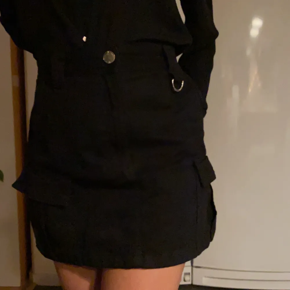 Svart kjol från Berhska knappt använd. Storlek 40 ❤️❤️. Kjolar.