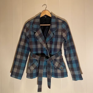 DC Shoes, Ulljacka strl S - Turkos/blå ulljacka. Nästan oanvänd pga fel storlek. Passformen är kort. Frakt ingår i priset och betalas via swish :) 