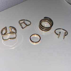 Guldiga ringar som tyvärr inte kommer till användning då jag bara använder silver smycken💗40 för alla eller 1 för 10 kr
