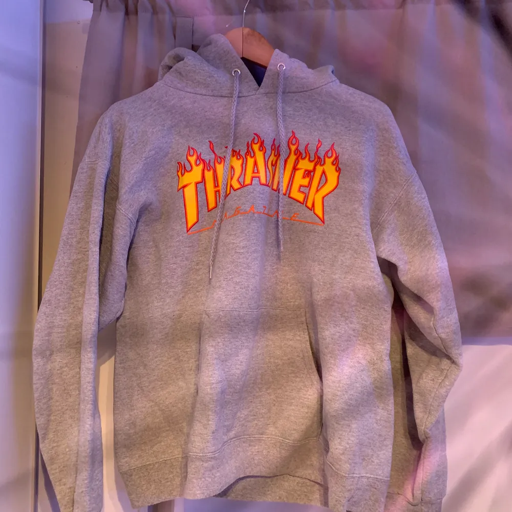Thrasher hoddie köpt ifrån en streetwear butik i newyork! Är i extremt bra skick men kommit till dålig användning så skulle hoppas att någon har bättre användning av den!💜. Tröjor & Koftor.