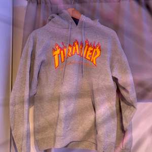 Thrasher hoddie köpt ifrån en streetwear butik i newyork! Är i extremt bra skick men kommit till dålig användning så skulle hoppas att någon har bättre användning av den!💜