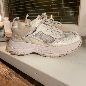 Calvin Klein skor  - Sneakers i märket Calvin Klein. Strl 37. Jäkligt snygga och sköna! Finns att hämta i Uppsala, men kan även fraktas. Köparen står för frakten!