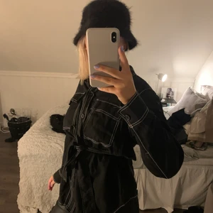 Skjorta WEEKDAY - Skjorta/blus från weekday. Köpt för drygt ett år sedan. Mycket sparsamt använd. Följer med ett band som man kan knyta för att markera midjan, supersnygg att använda utan också för en mer chill stil. 