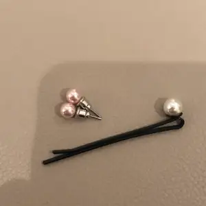 Ett par pärlörhängen å ett pärlhårspänne! Köpt från Glitter å är i allra bästa skick! Säljs tillsammans för bra pris! Kontakta mig vid intresse!💕☺️